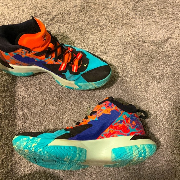 Jordan Shoes Used Basketball Shoes That Are A 95 In Mens And An 1